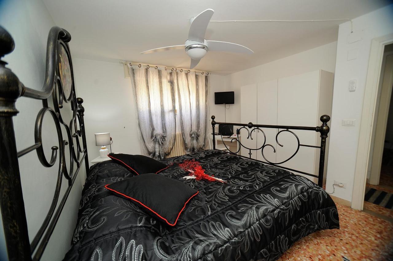 شقة Casa Di Manu مونتيكاتيني تيرمي المظهر الخارجي الصورة